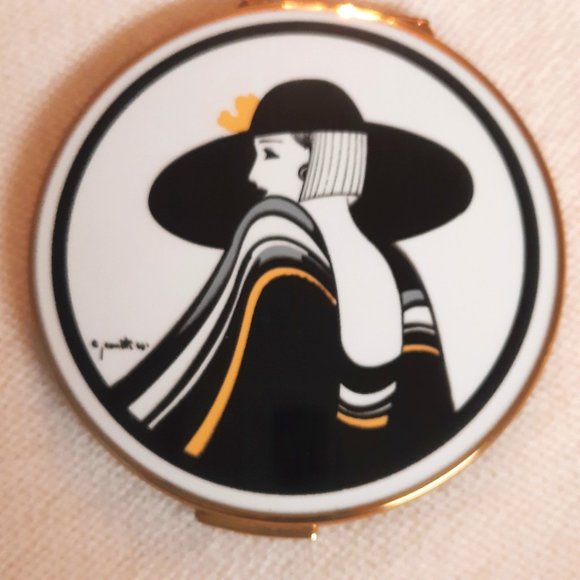 Stratton compact - Picture 1 of 4